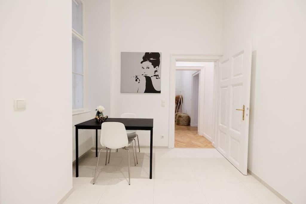 Franz 21 - Typical Viennese Apartment In The Heart Of 비엔나 외부 사진