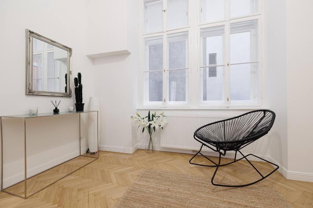 Franz 21 - Typical Viennese Apartment In The Heart Of 비엔나 외부 사진